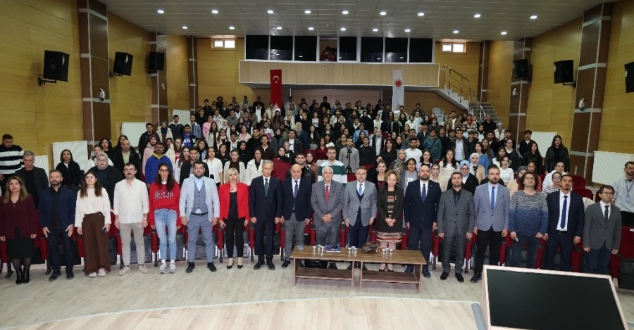 “Türk ve Dış Güvenlik Politikaları ve Küresel Ekonomik Gelişmeler Nereye Gidiyor?” Konulu Panel Fakültemizde Düzenlendi