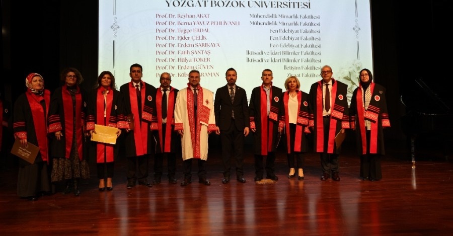 Akademik Yükselme ve Belge Takdim Töreni'nde Öğretim Üyelerimize Cübbeleri Giydirildi