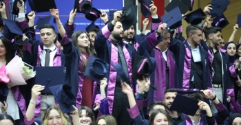Yozgat Bozok Üniversitesi İİBF’de Mezuniyet Heyecanı: İkinci Oturumda Öğrenciler Diplomalarını Aldı